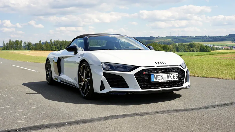 Audi R8 Spyder V10 in Weiß mieten, 570 PS Supersportwagen aus Weiden